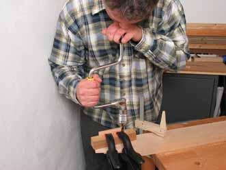 To ensure that the holes are perpendicular to the peghead surface and to get the alignment and the distances between the holes right, I used a self-made drilling jig.