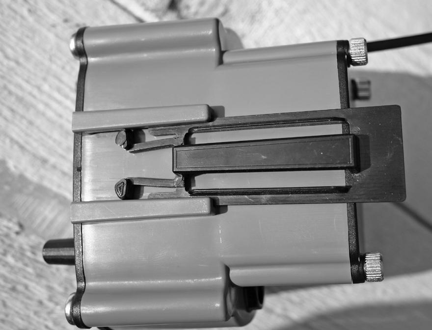 Belt mounting Squeeze the control box retaining clips together using your thumbs as shown in the photograph.