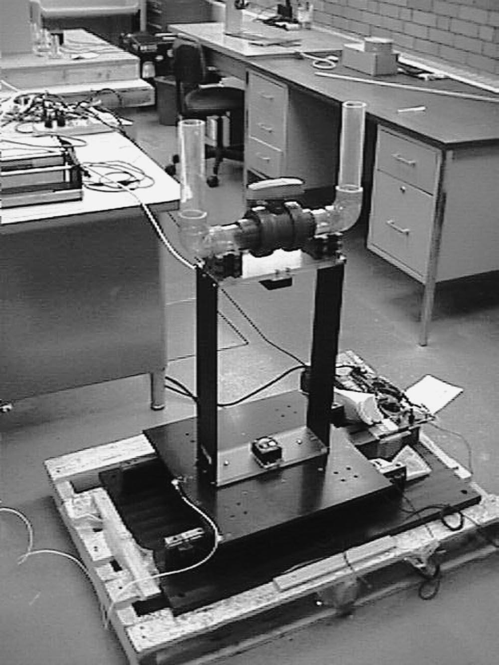 S.K. Yalla, A. Kareem / Engineering Structures 23 (2001) 622 630 623 Fig. 1. Experimental setup for combined structure-tlcd system on a shaking table.