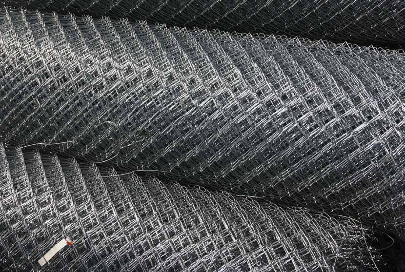 Barbed Wire Diamond Mesh Single Barbed: Metres / Roll Kg / Roll Wire diameter Available in Karoo 1 (K1) 845m 35kg. 2.80 X 1.90 Lightly and Fully Galvanised Karoo 1 (K1) 515m 35kg. 3.15 X 2.