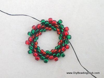 Repeat previous step, alternating the colors of beads until you complete the 4th round.