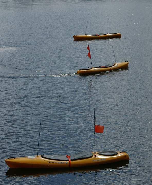 (a) Three kayaks navigating cooperatively (b) Towfish with modem transducer B Kayaks and an underwater glider The second experiment which took place during the MB06 experiment in Monterey Bay, C in
