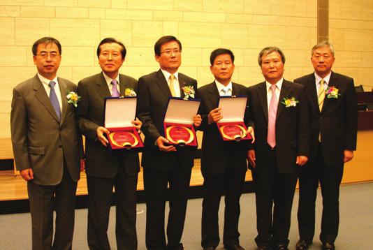 Chairman Kang, Christopher Hayman, Chairman of Seatrade, and those who engaged in shipbuilding and shipping around the world attended this awards ceremony held at Shangri-la Hotel in Singapore on May
