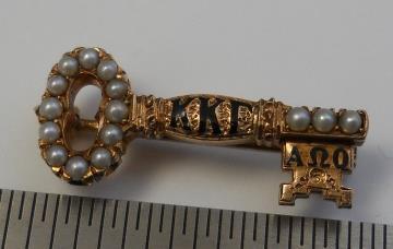 " It is yellow gold with pearls and is in its original state.