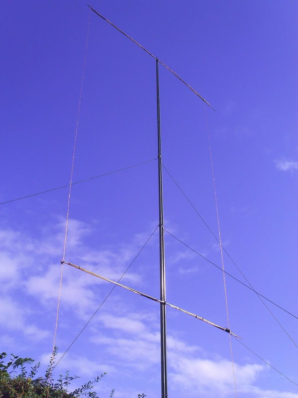 A Reversible Vertical Moxon for 20M I decided to try a vertical moxon rectangle at my new QTH which has