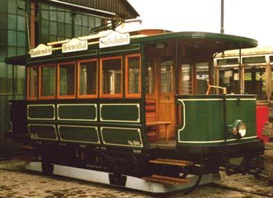 în remorcă. În anii 70 a fost transformat la loc în vagon motor, însă restauratorii nu au respectat specificaţiile originale, astfel că echipa Fig. 8. Tramvaiul poştal din St. Pölten. Fig. 9.