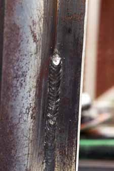 The result is that the weld bead has shallow penetration and a small bead.