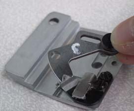 2) Remove the drive knife rotating shaft and drive knife from the needle plate.