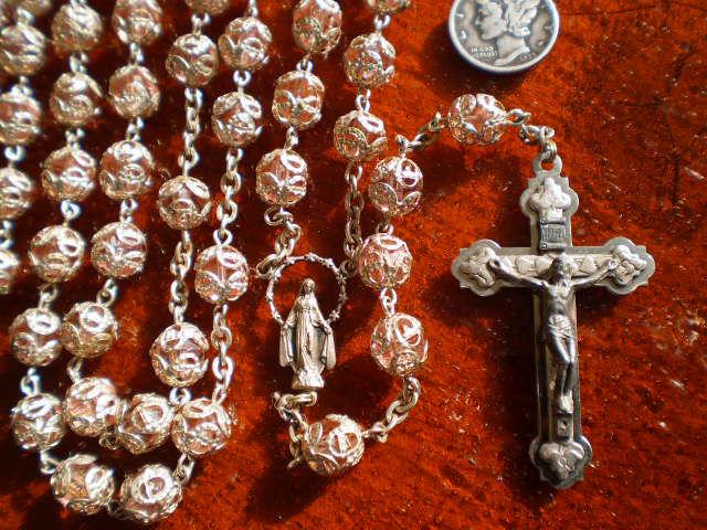 Beautiful Italian Mid-Century Double Capped Rosary What a lovely mid-20th century rosary. This was a souvenir from Rome as it has Roma in script on the reverse of the crucifix.