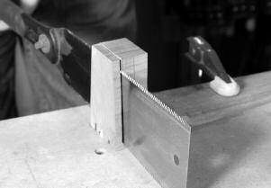 13.56: The dovetail dimensions. Scale = 100% 1 3 /4 in 44.4 mm 1 19 /32 in 40.4 mm 13.57: The heel angle may also be cut using a hand saw.