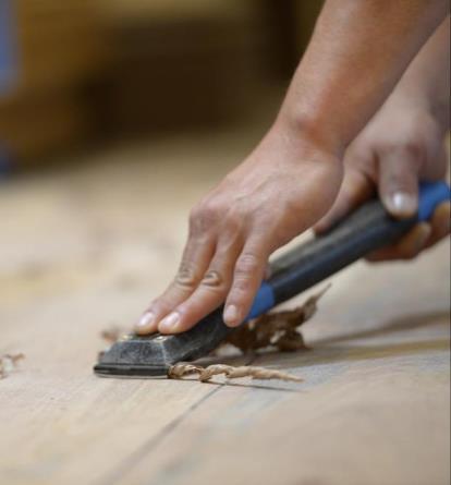 10 Hand-scraping Hardwood Floors in Residential Homes Approx. 30 Figure 6 Angle of scraper Pressure applied The amount of pressure applied has the biggest impact on the appearance of the scraping.