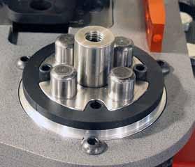 3) By rotating the spindle 90 o from the front to the side and adjusting the nuts at the 4 corners, level the spindle as accurately as possible.