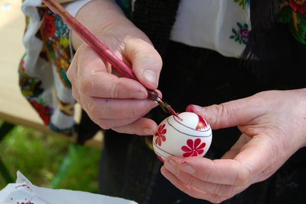 the tradition says that the egg can be painted and etched on Thursday and Saturday during the Holy Week, the craft of painting the eggs being reserved exclusively to women.