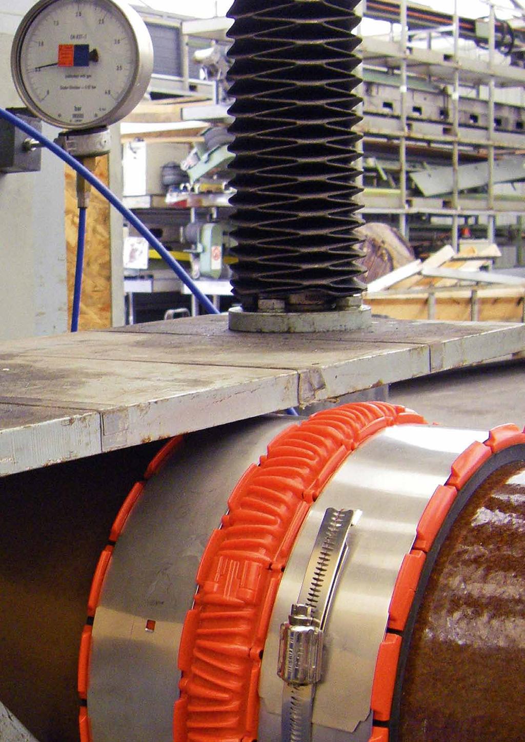 The Pipe Coupling on the test stand: Shear load, angular deflection capacity, tightness According to DIN 4060 (1998), proof of tightness must be provided with an opposite angular deflection as well