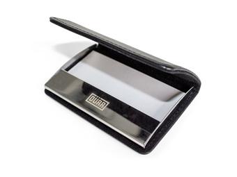 Holder Philippi Material: stainless steel, leather Measurements: 6,6 x 9,9 cm With magnetic closure Incl.