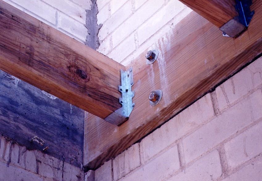 Floor joist supported by a bolted