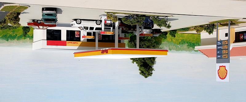 Shell Gas Station & Convenience Store kit in HO scale Parking