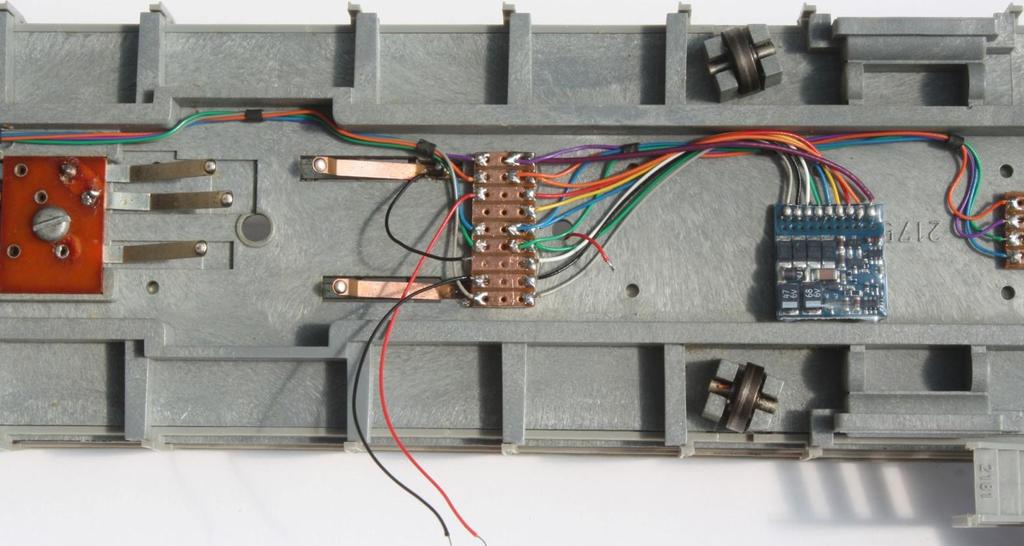 Modifications to the Turntable Bridge continued For the middle section of the turntable I mounted a Vero board (5 holes x 9 foil strips) as a wire interconnection strip board, this was glued to the