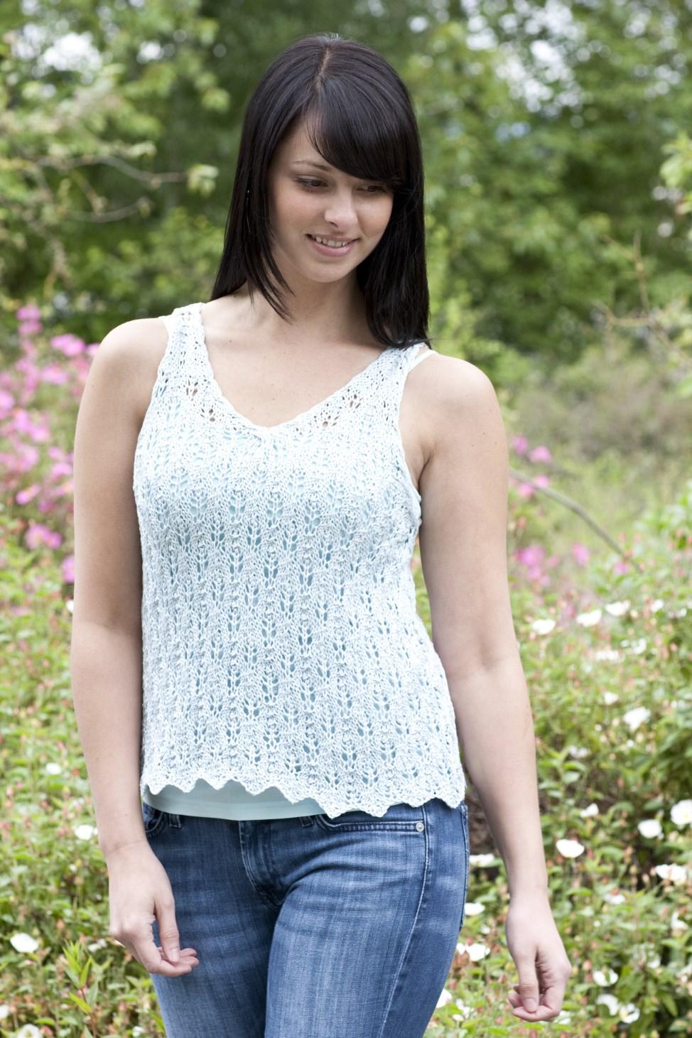 Ultra Pima Flower Bud Tank Designed by Laura Matthews Gauge: 20 sts x 24 rows = 4 (10 cm) in Pattern stitch Take time to check your gauge.