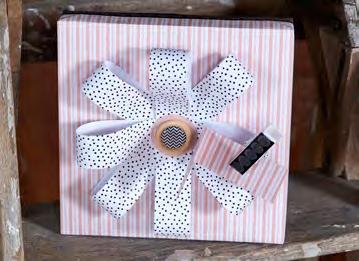 5 cm and fold it so as to obtain a small 3.5 x 6 cm card. Cut a piece of striped scrapbooking paper to 3.5 x 5.8 cm and stick it inside the card.