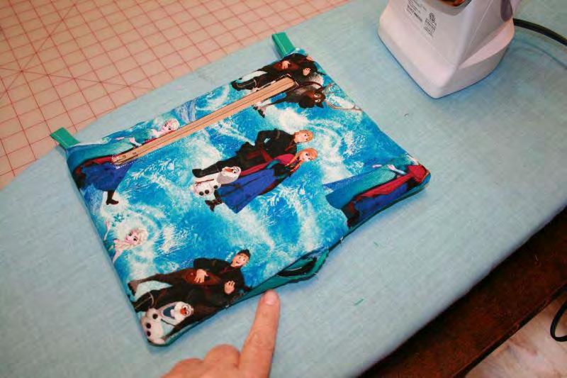Turn the pencil case, press well and sew the open