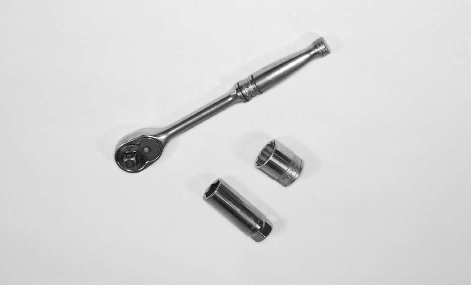 TOOLS AND TECHNIQUES 5 10 slip from the nut or bolt, causing damage to the nut and possible physical injury. Use an adjustable wrench only if a proper size open-end or box-end wrench is not available.