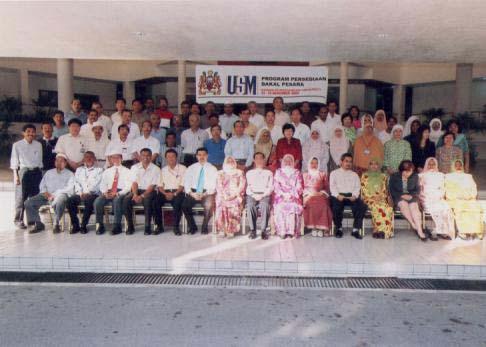 2004 bertempat di Dewan Persidangan Universiti.