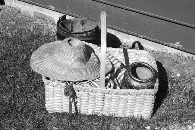 Basketmaking in Colonial America Bonni Backe, IGMA Fellow B efore paper bags, tin cans and plastic containers, our forebears relied on baskets of all shapes and sizes as essential utensils in the