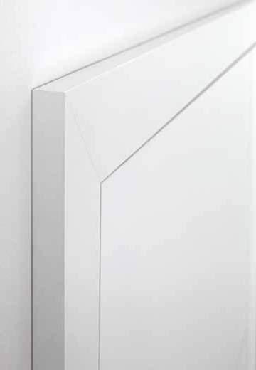 The flush-closing door leaf and a frame with angular edges give your door a practically flush-fitting appearance.