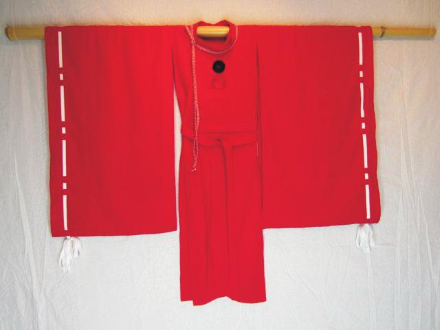 Several other garments are similar to the suikan, like the lined kariginu formal over-robe and the hitatare semi-formal jacket, so learning to make and wear the suikan is a good skills-builder.