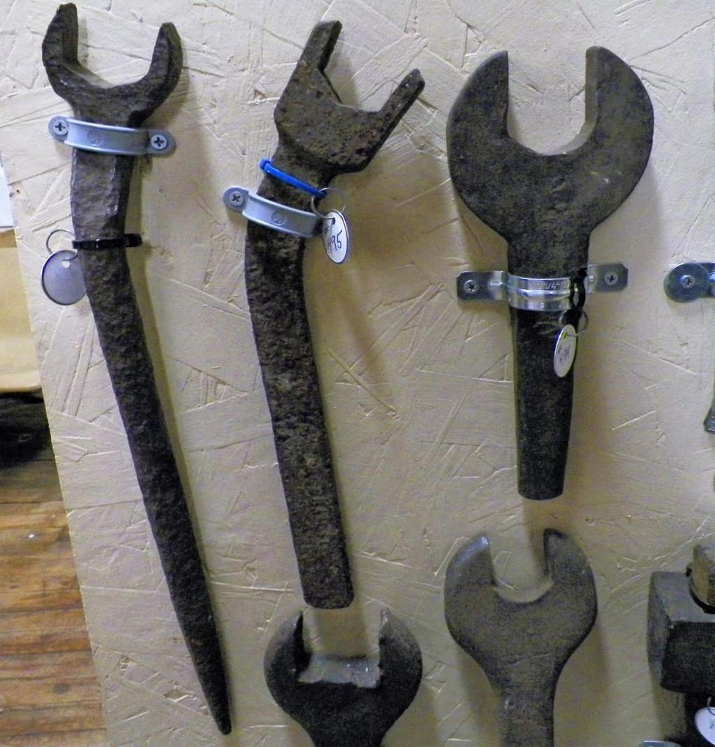 Single End Track Wrenches Single End Track Wrenches L/R Tag No. 345 Length 19 Jaw opening 1.