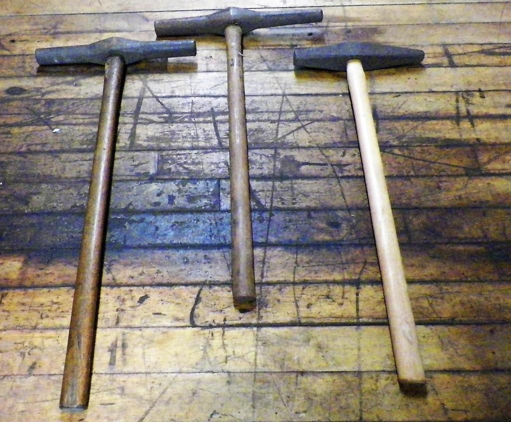 Spike Mauls Spike maul is a type of hand tool used to drive railroad spikes in railroad track work.. Spike maul, typically weighing from 8 to 12 pounds with 30 to 36 inch handles.