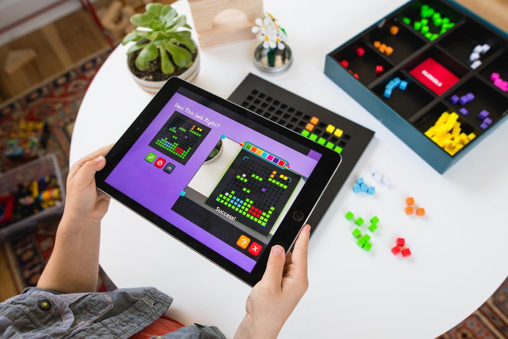 With Bloxels, you can realize your own video game ideas, build and animate original characters, develop villains,