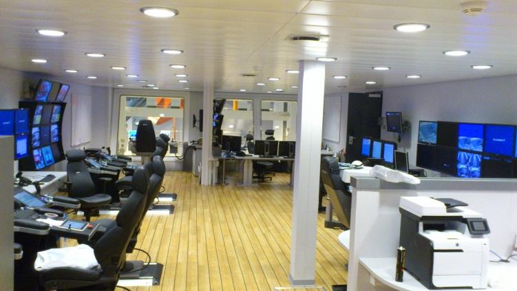 Offices and Operational Control room One large (105m 2 ) operational control room includes all functions on board.