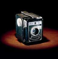 History 1929: In 1929, Julius and Gilbert took the courageous step to start up a business of their own 1934: In 1934 the two brothers decided to patent their first inventions 1938: Gil 6x9 cm camera