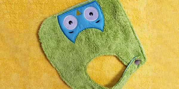 Hand Towel Baby Bib (Applique Design) Transform a soft and absorbent terrycloth hand towel into a no-fuss baby bib!