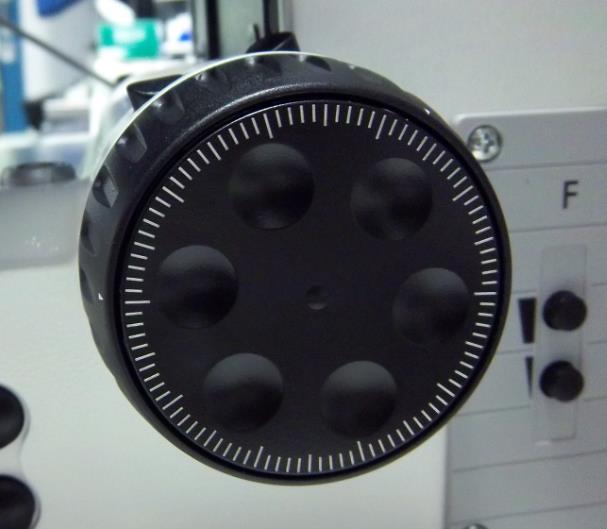 Focus Control Course and fine focus control are located on both sides of the microscope.