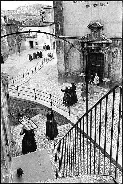 Henri Cartier-Bresson French photographer that also found visual poetry in the world around him. Felt good photography was the result of the photographer and not a mechanical process.