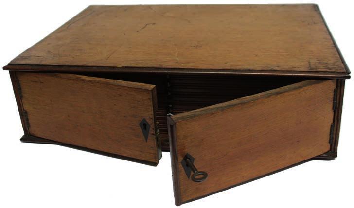 carrying handles, containing 8 finger-pierced trays in mahogany, (26mm x 7, 32mm x 1).