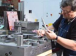 DESIGN MOLD DESIGN Mold Design & Moldmaking Series (page 1 of 2) This comprehensive 9-part course was created with help from many of the world s leading tool manufacturers and suppliers