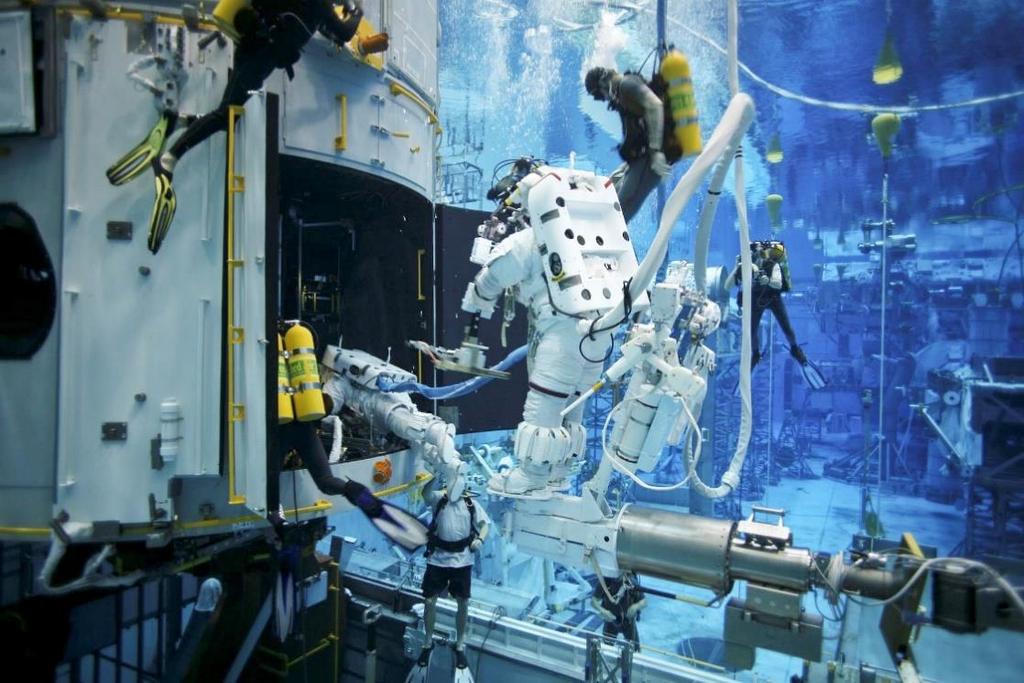 peaaegu samasugustes rasketes tingimustes nagu on kosmoses. Skafander on spetsiaalne kosmonaudi riietus, mis võimaldab astronaudil käia avakosmoses.