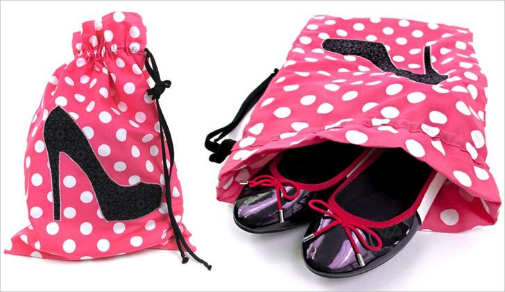 These pretty drawstring bags go into your main suitcase compartment.