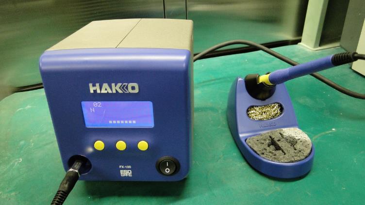 2. Necessary/Recommended Soldering Equipment For successful soldering, it is important to use a soldering iron that ensures that the contact area between the iron and the metal to be joined (i.e. the COB LED s electrode) is maximized to conduct the heat efficiently.