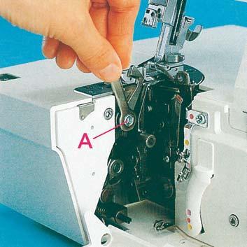 Changing the upper blade Switch off the electrical power To remove: Set the adjusting knob for seam width to 3.5 mm.
