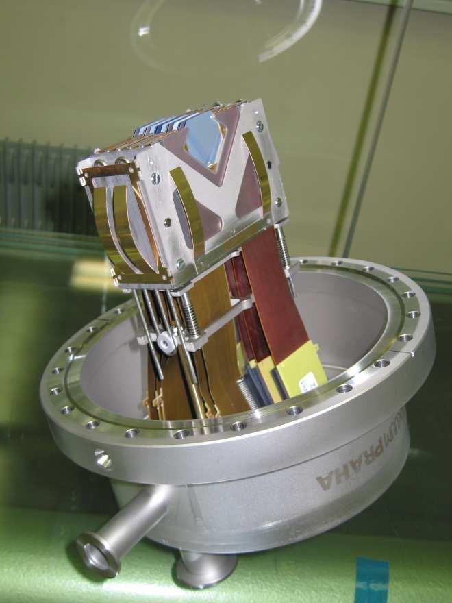 connecting the detector packages in the vacuum
