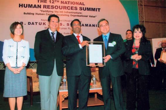 HUMAN RESOURCES SUMMIT Datuk Dr. S. Subramaniam receiving a memento from Puan Sri Susan Cheah at the opening ceremony of the 12th National Human Resources Summit.