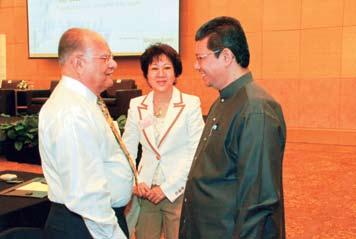 ENTREPRENEURSHIP DEVELOPMENT Dato Saifuddin Abdullah having a word with Tan Sri Kishu Tirathrai and Dr. Peggy Wong.