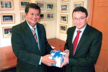 DEPUTY PRIME MINISTER OF KAZAKHSTAN AND OTHER DIGNITARIES VISIT ASLI ASLI CEO Dato Michael Yeoh presenting a memento to the Deputy Prime Minister of Kazakhstan, HE Yerbol Orynbaeu.