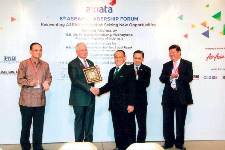 8TH ASEAN LEADERSHIP FORUM Prime Minister Dato Sri Mohd Najib receiving a memento from Forum Chairman Aburizal Bakrie with Indonesia s Vice President Dr. Boediono, ASLI CEO Dato Dr.