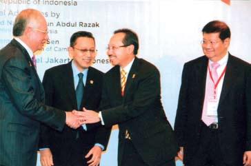 8TH ASEAN LEADERSHIP FORUM Maybank President & CEO Dato Seri Abdul Wahid Omar greeting the Prime Minister Dato Sri Mohd Najib at the ASEAN Leadership Forum organised by ASLI in Jakarta, whilst the